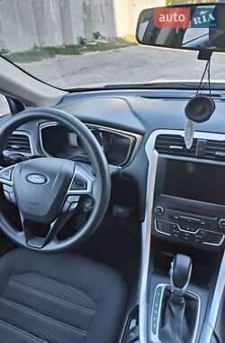 Седан Ford Fusion 2015 в 