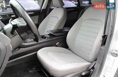 Седан Ford Fusion 2016 в 