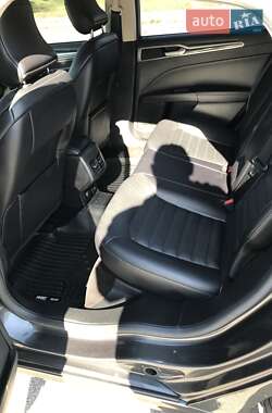 Седан Ford Fusion 2016 в 