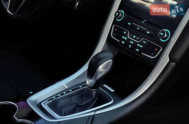 Седан Ford Fusion 2016 в 