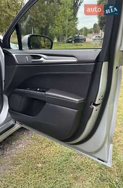 Седан Ford Fusion 2015 в 