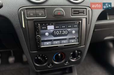 Хэтчбек Ford Fusion 2006 в 