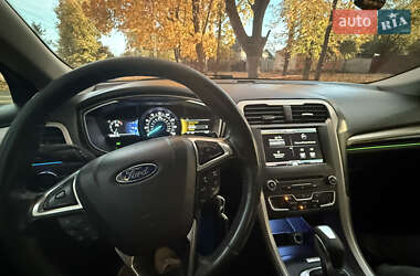Седан Ford Fusion 2016 в 