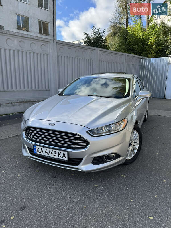 Седан Ford Fusion 2016 в 