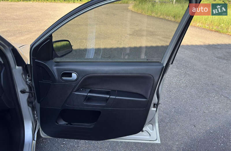 Хэтчбек Ford Fusion 2006 в Долине