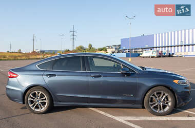 Седан Ford Fusion 2018 в 