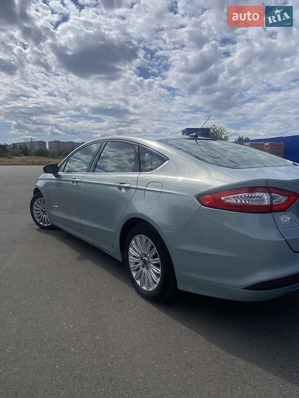 Седан Ford Fusion 2014 в Варве