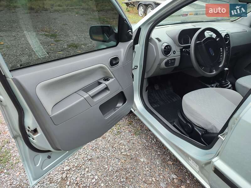 Хэтчбек Ford Fusion 2003 в Ямполе