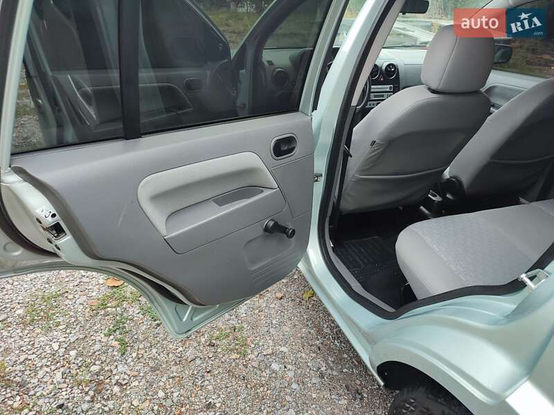 Хэтчбек Ford Fusion 2003 в Ямполе
