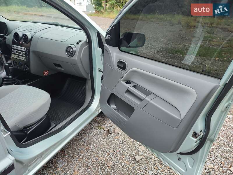 Хэтчбек Ford Fusion 2003 в Ямполе