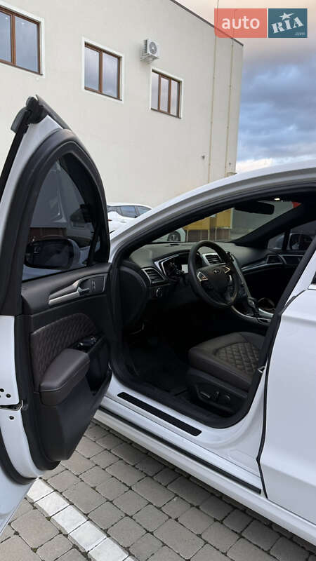 Седан Ford Fusion 2015 в Львові