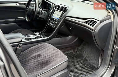 Седан Ford Fusion 2016 в 