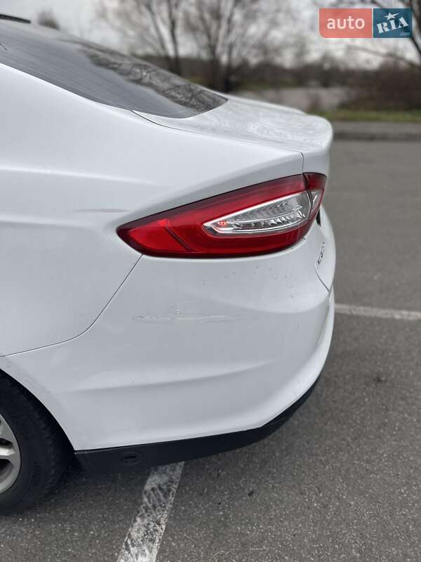 Седан Ford Fusion 2015 в Буче