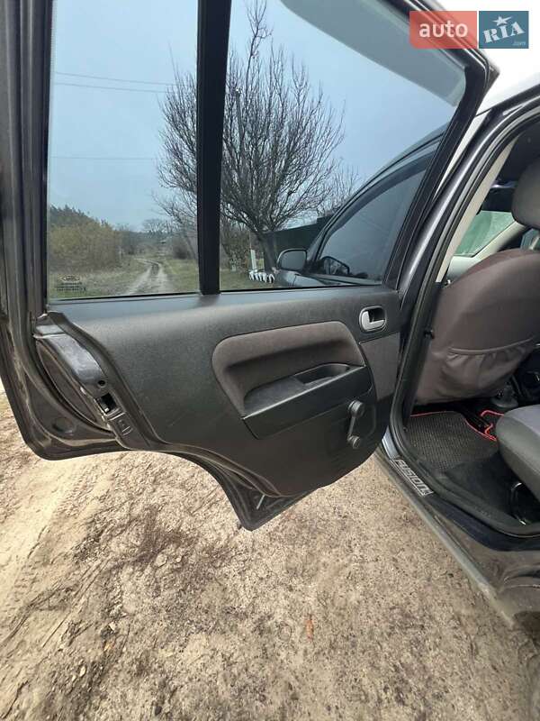 Хетчбек Ford Fusion 2008 в Краснограді