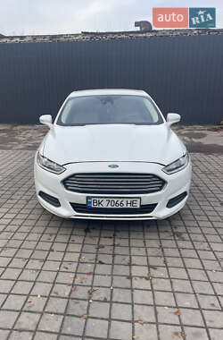 Седан Ford Fusion 2015 в Клесовом