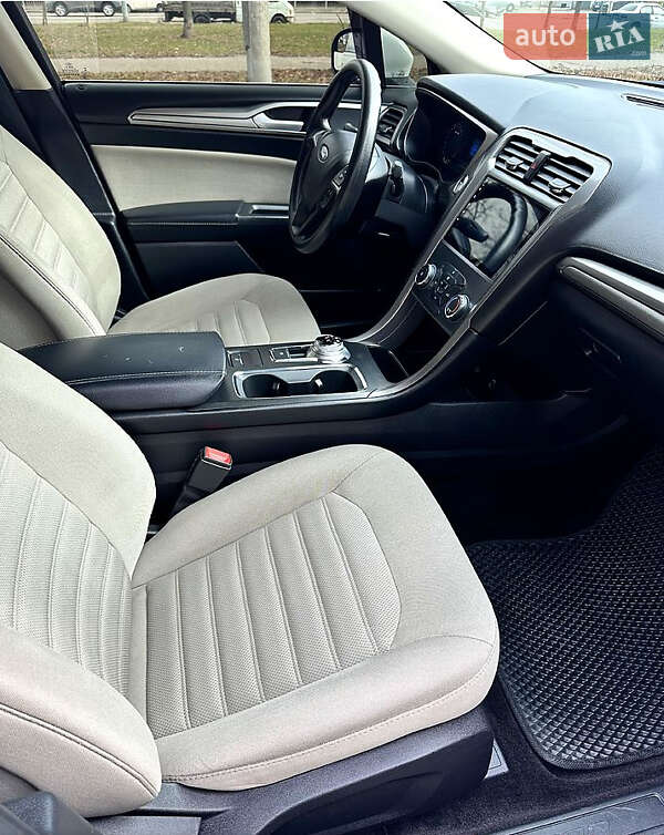 Седан Ford Fusion 2016 в Бучі