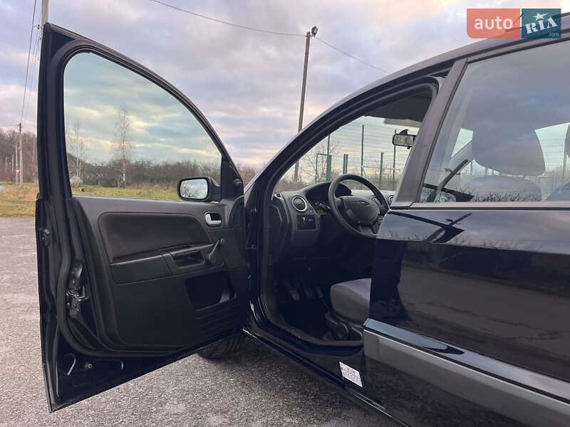 Хэтчбек Ford Fusion 2006 в Звягеле