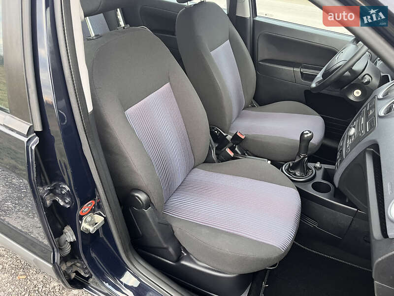 Хэтчбек Ford Fusion 2006 в Звягеле