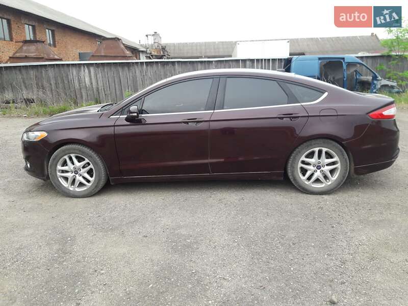 Седан Ford Fusion 2013 в Отинії