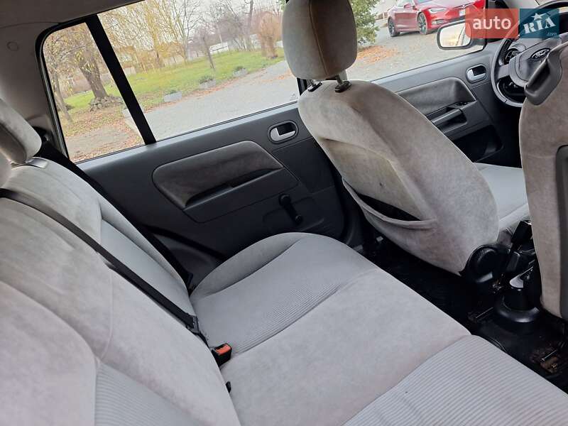 Хэтчбек Ford Fusion 2003 в Черновцах