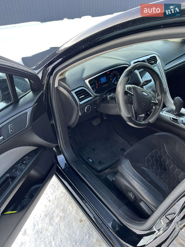 Седан Ford Fusion 2015 в Сарнах