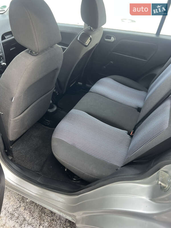 Хэтчбек Ford Fusion 2006 в Шостке