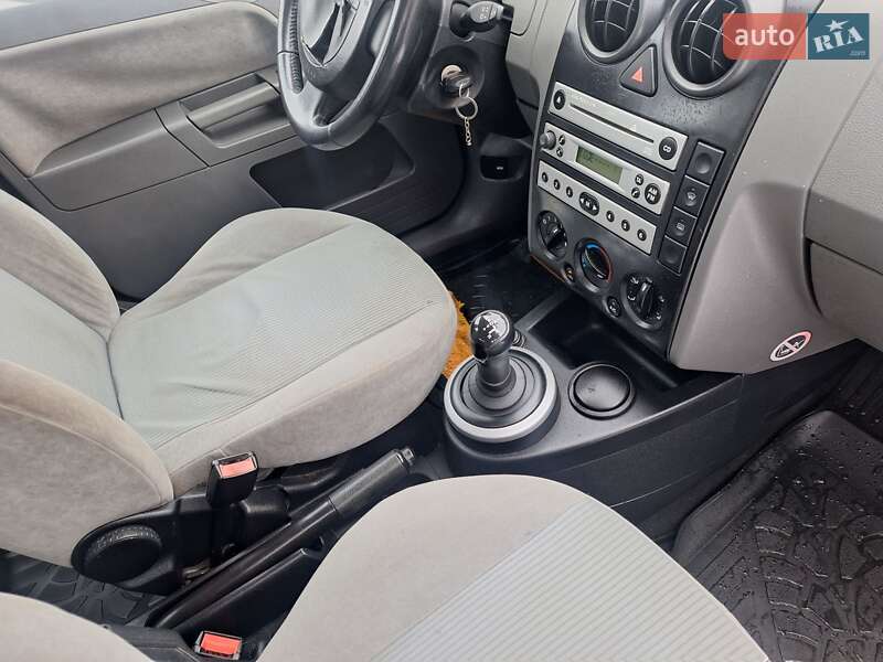 Хетчбек Ford Fusion 2003 в Чернівцях фото 32 Хетчбек Ford Fusion 2003 в Чернівцях