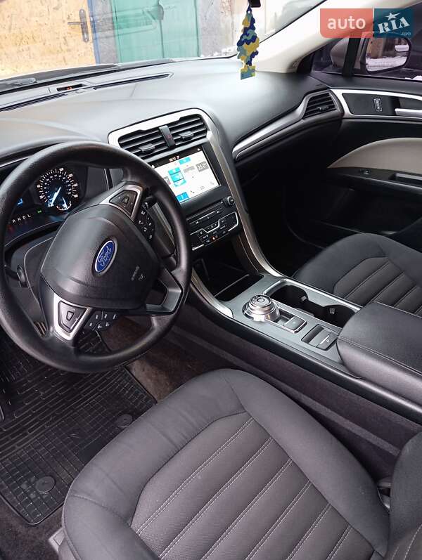 Седан Ford Fusion 2016 в Валках