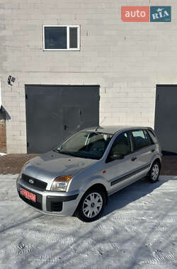 Хэтчбек Ford Fusion 2006 в Хороле