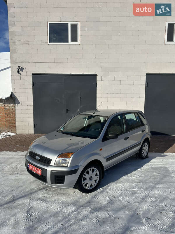 Хэтчбек Ford Fusion 2006 в Хороле