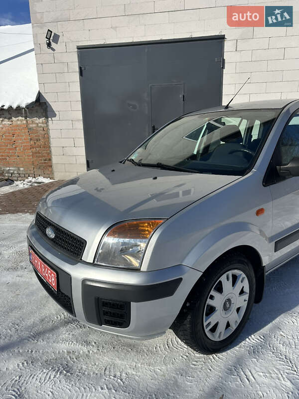 Хэтчбек Ford Fusion 2006 в Хороле