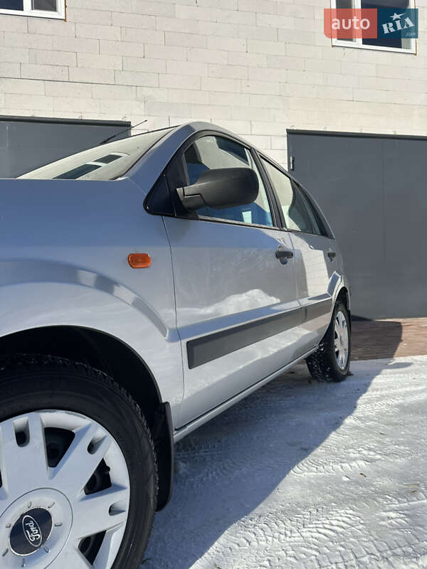 Хэтчбек Ford Fusion 2006 в Хороле