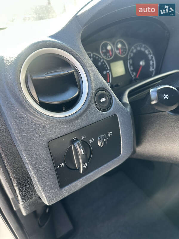 Хэтчбек Ford Fusion 2006 в Хороле