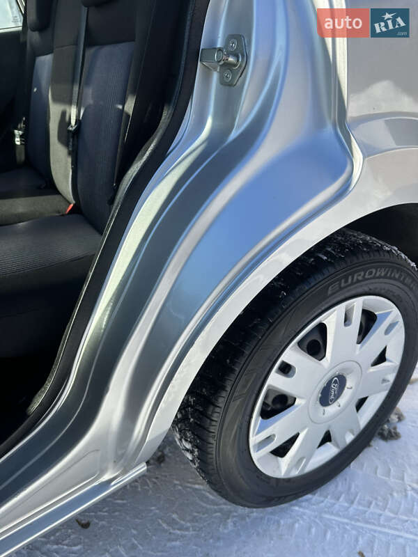 Хэтчбек Ford Fusion 2006 в Хороле