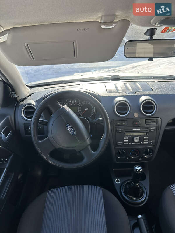 Хэтчбек Ford Fusion 2006 в Хороле