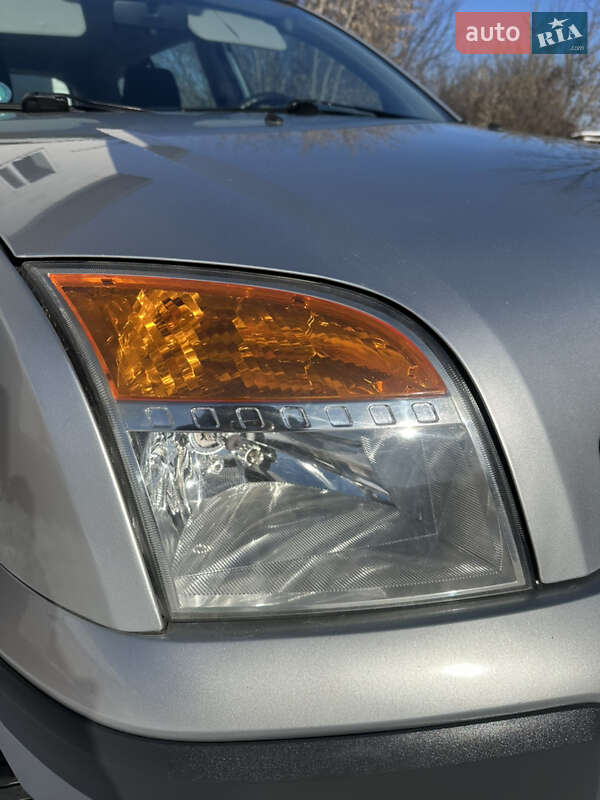 Хэтчбек Ford Fusion 2006 в Хороле