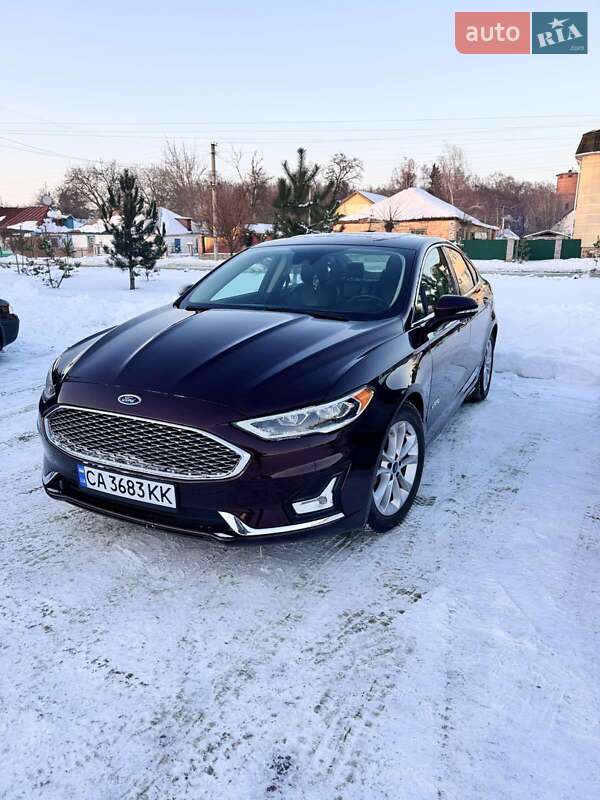 Седан Ford Fusion 2019 в Умані