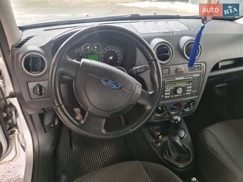 Хэтчбек Ford Fusion 2008 в Новом Роздоле