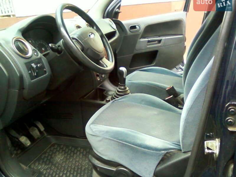 Хэтчбек Ford Fusion 2006 в Сваляве