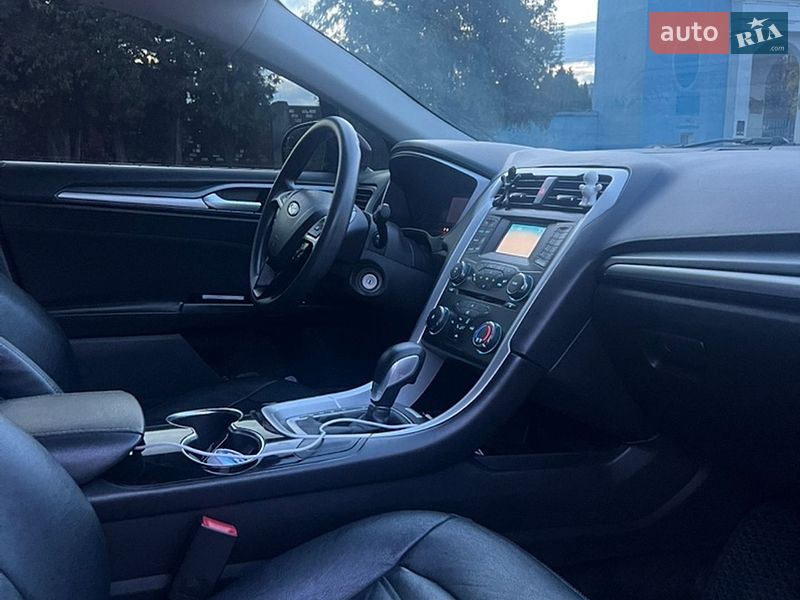 Седан Ford Fusion 2015 в Ужгороді