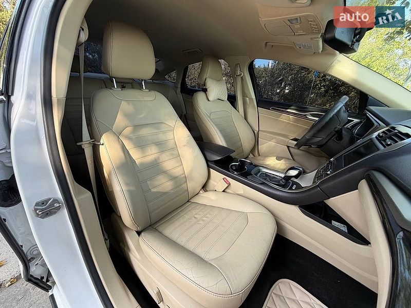 Седан Ford Fusion 2016 в Стрию