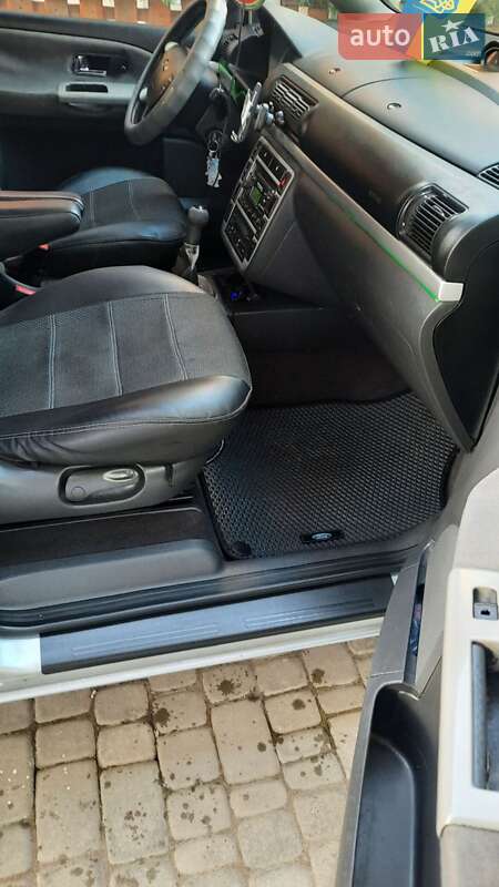 Мінівен Ford Galaxy 2004 в Ужгороді
