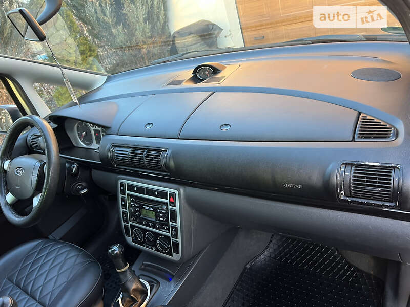 Минивэн Ford Galaxy 2004 в Новоселице