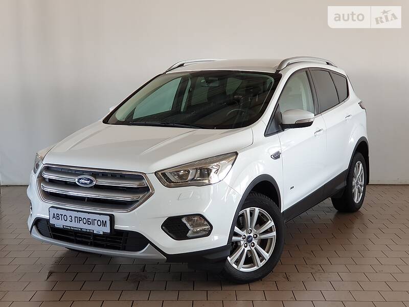 Позашляховик / Кросовер Ford Kuga 2017 в 