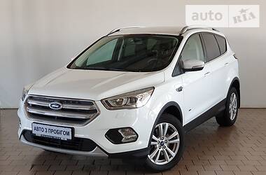 Позашляховик / Кросовер Ford Kuga 2017 в 