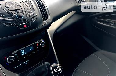 Позашляховик / Кросовер Ford Kuga 2015 в 