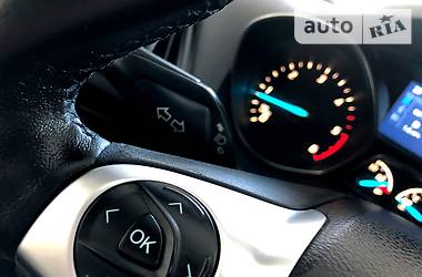 Позашляховик / Кросовер Ford Kuga 2015 в 