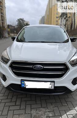 Внедорожник / Кроссовер Ford Kuga 2017 в 