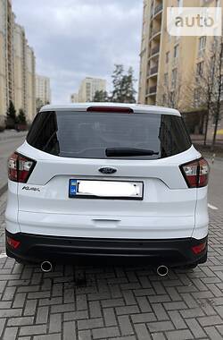 Внедорожник / Кроссовер Ford Kuga 2017 в 