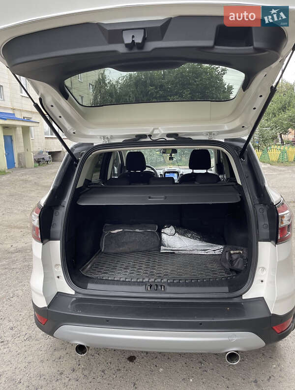 Внедорожник / Кроссовер Ford Kuga 2016 в Решетиловке